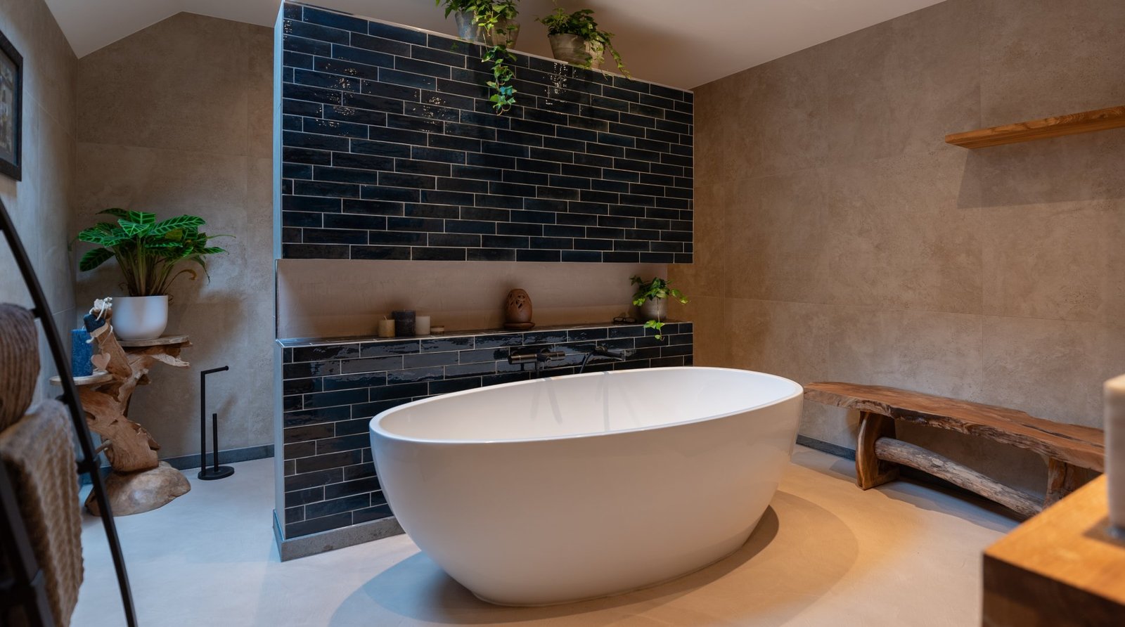 Moderne bad in badkamer van rwwbouw