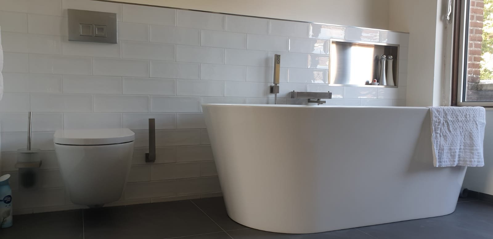 Moderne bad in badkamer van rwwbouw